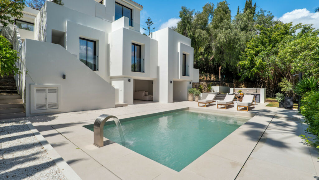 Detached Villa Nueva Andalucía Málaga - image 3