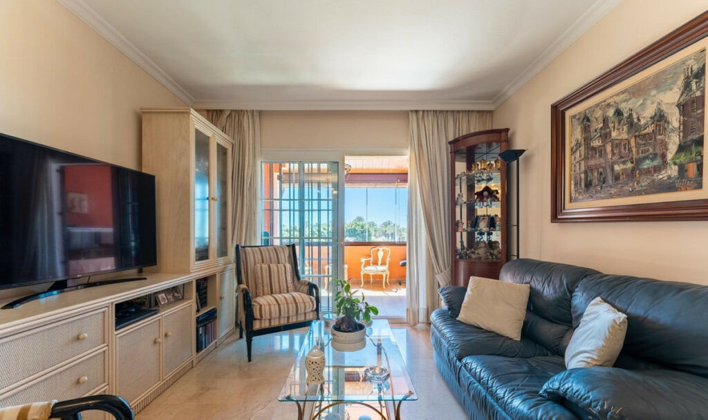 Middle Floor Apartment Los Alamos Málaga - image 3