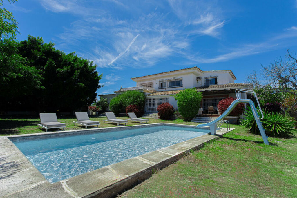 Detached Villa Nueva Andalucía Málaga - image 3