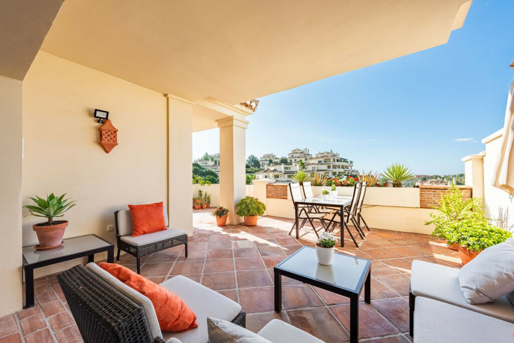 Middle Floor Apartment Benahavís Málaga - image 3