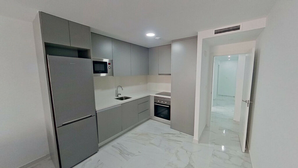 Middle Floor Apartment Torrevieja Alicante - image 3