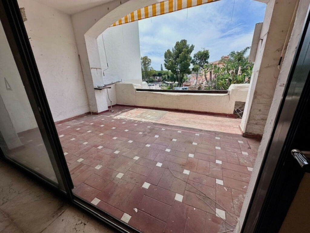 Middle Floor Apartment Estepona Málaga - image 3