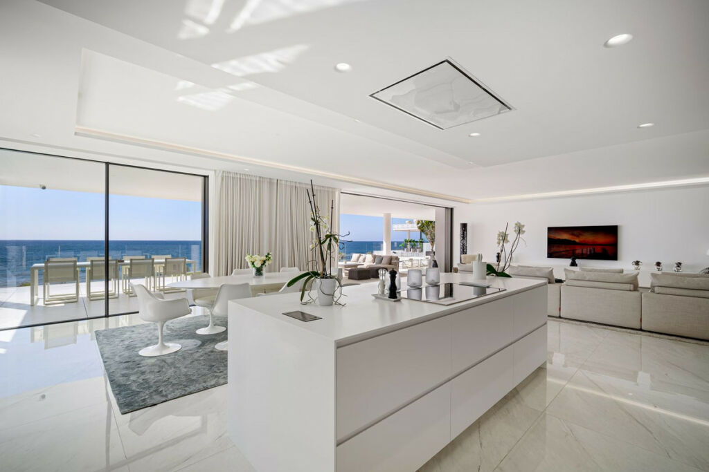 Middle Floor Apartment Estepona Málaga - image 3