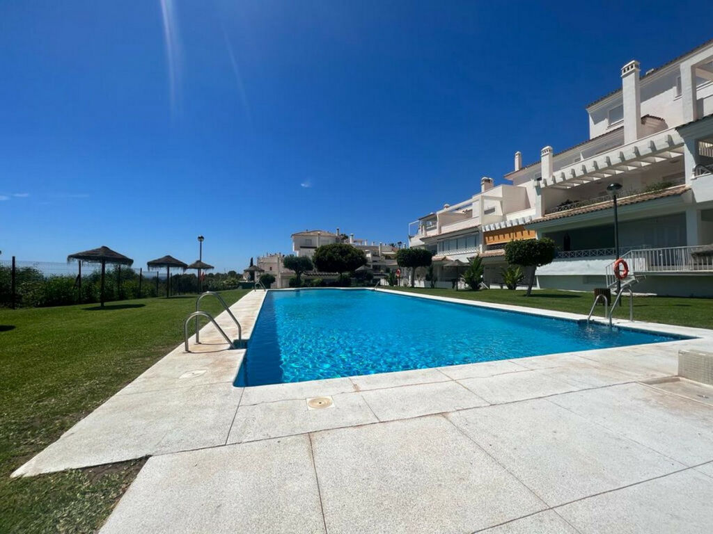 Ground Floor Apartment Río Real Málaga - image 3