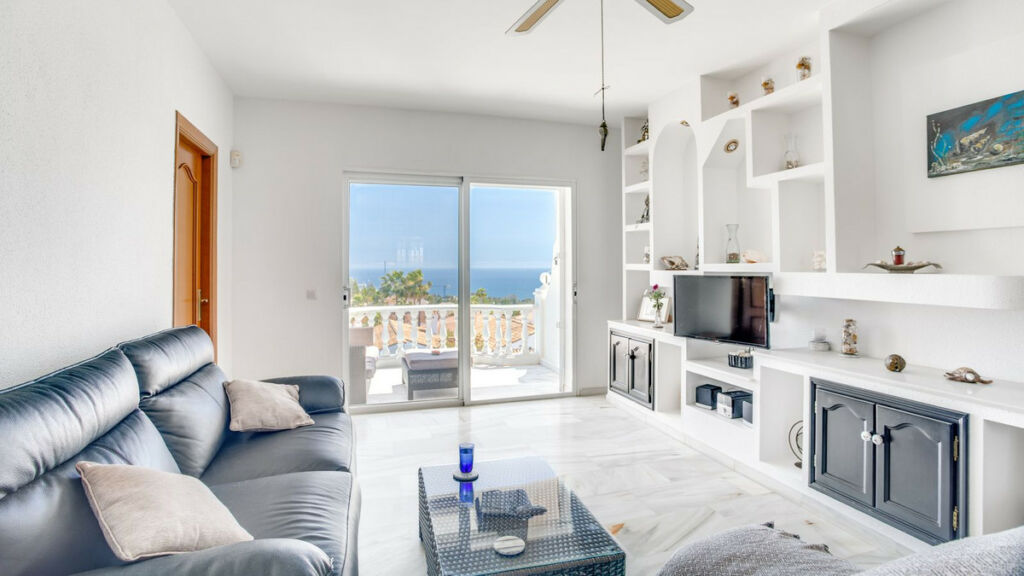 Middle Floor Apartment El Chaparral Málaga - image 3