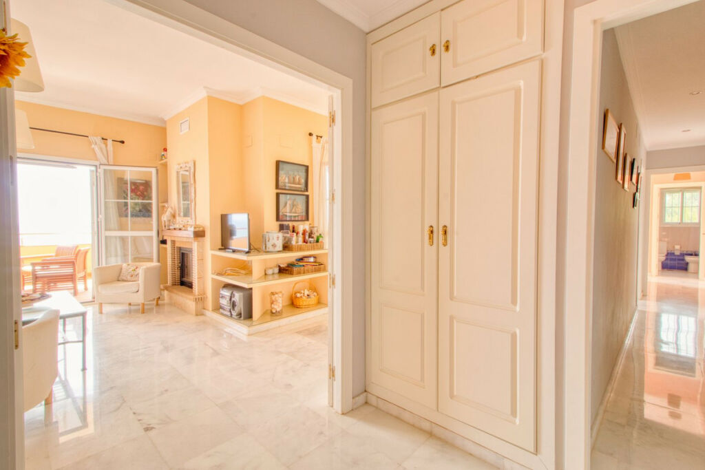 Middle Floor Apartment Manilva Málaga - image 3
