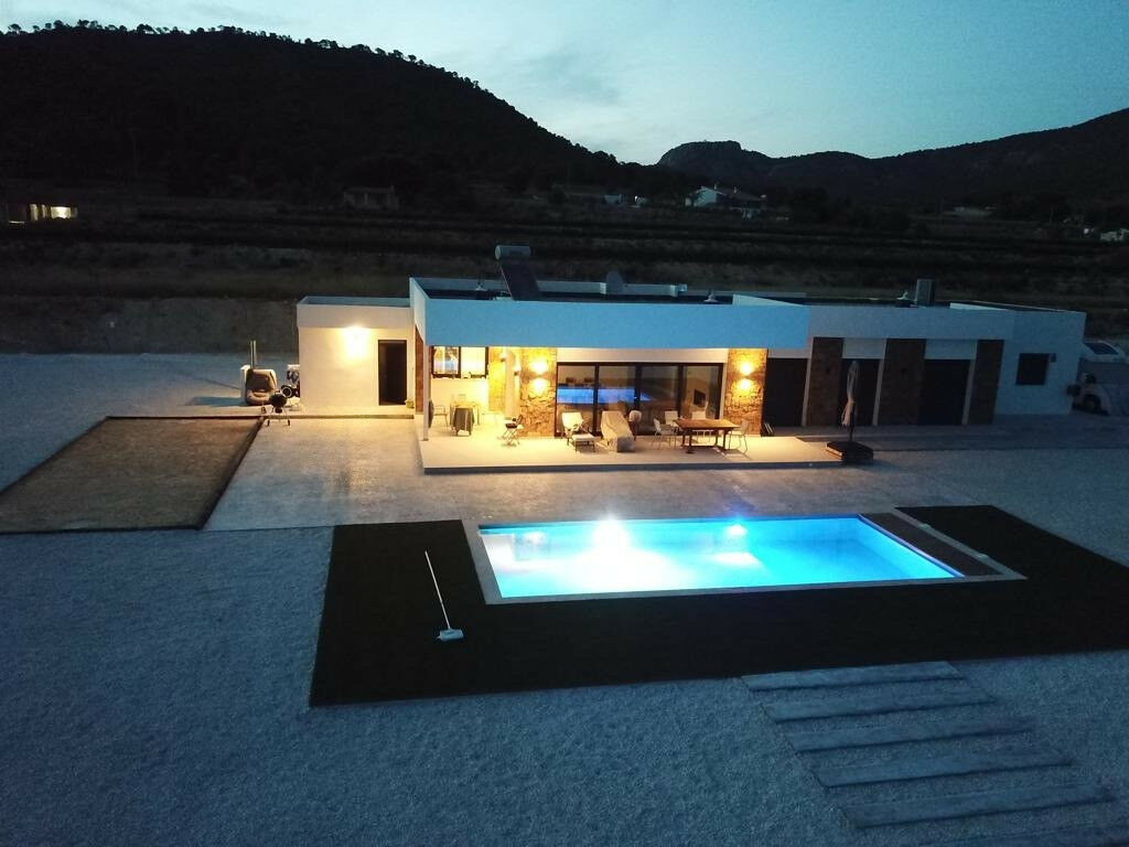 Detached Villa Pinoso Alicante - image 3