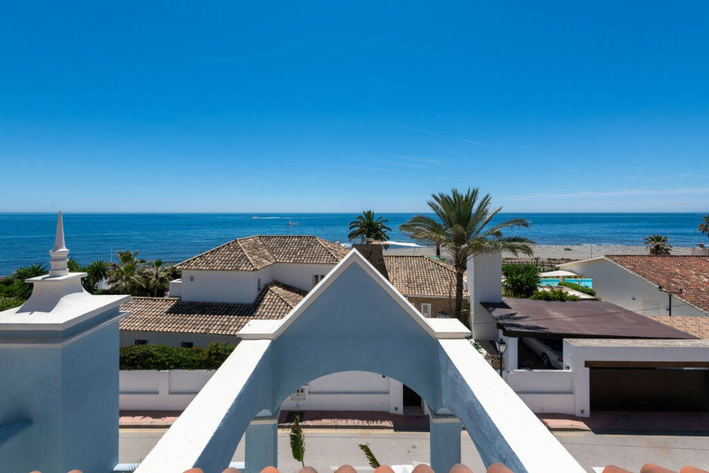 Detached Villa Cortijo Blanco Málaga - image 3