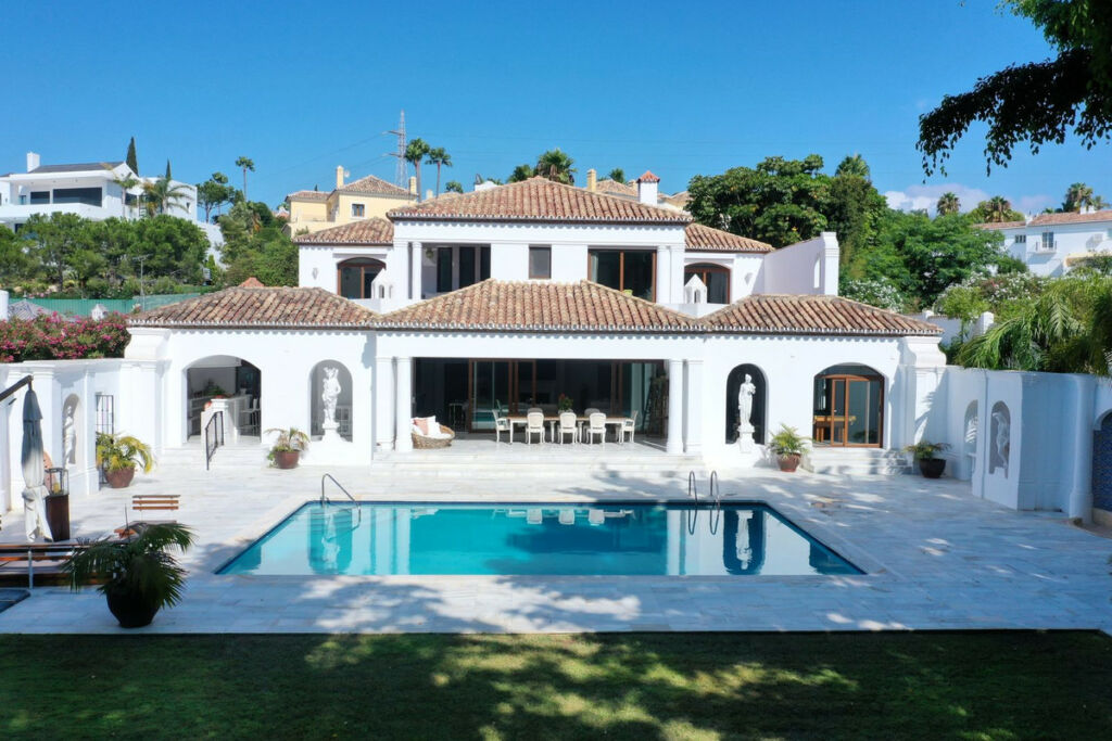 Detached Villa El Paraiso Málaga - image 3