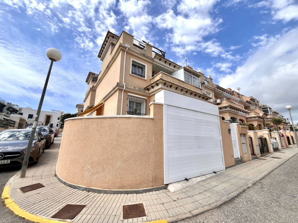 Townhouse Villamartin Alicante - image 3