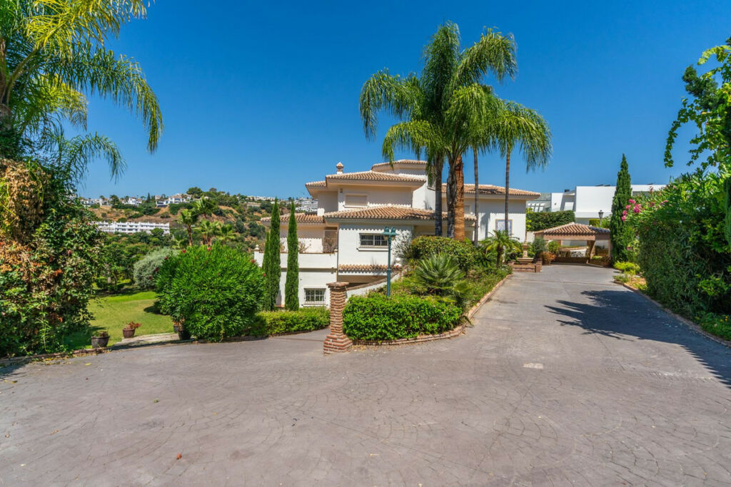 Detached Villa Nueva Andalucía Málaga - image 3