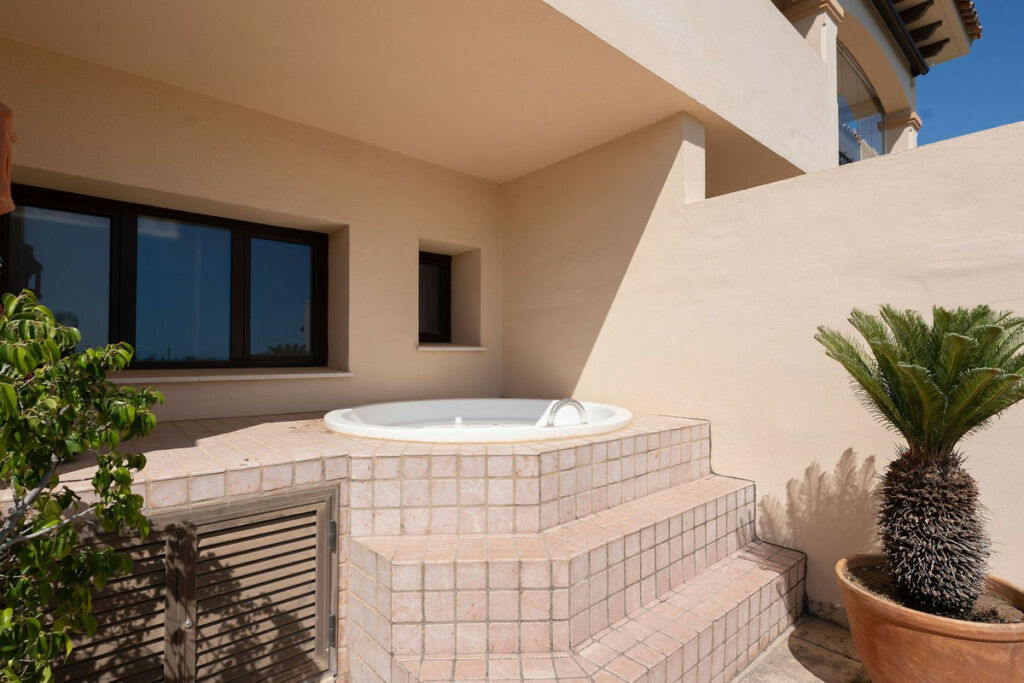 Middle Floor Apartment Nueva Andalucía Málaga - image 31