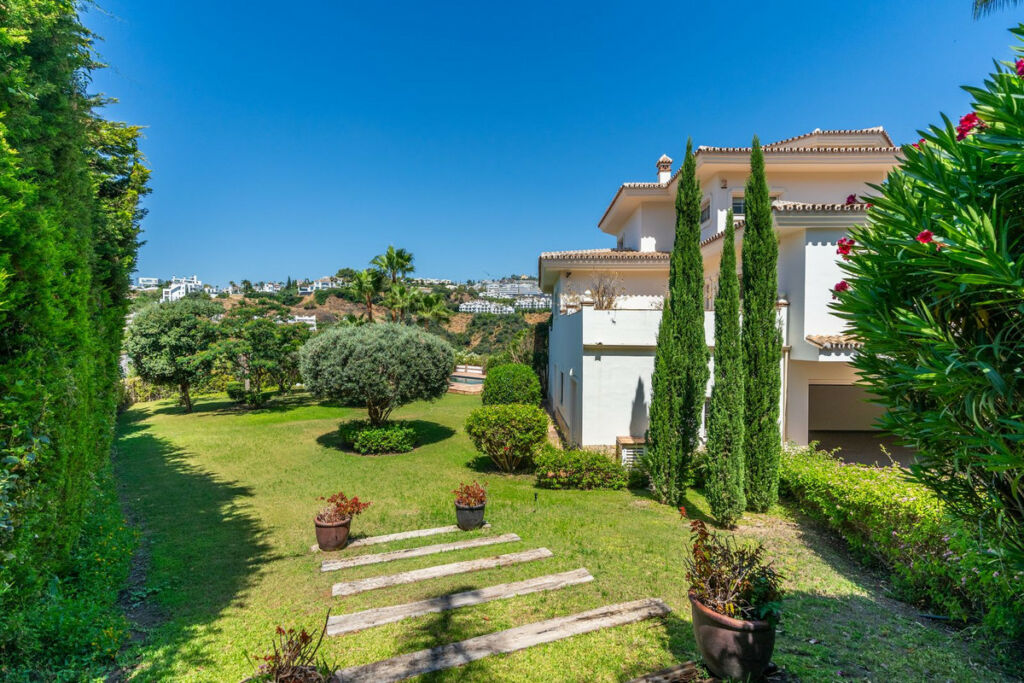 Detached Villa Nueva Andalucía Málaga - image 9