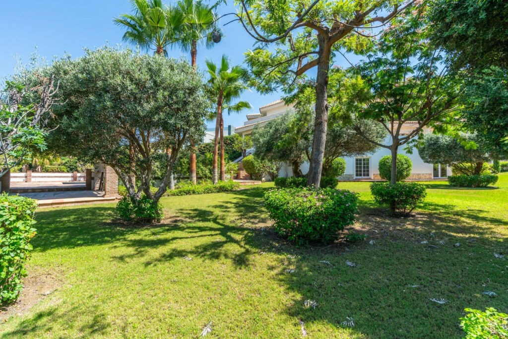 Detached Villa Nueva Andalucía Málaga - image 12