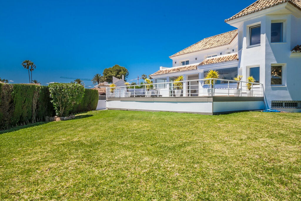 Detached Villa Estepona Málaga - image 33