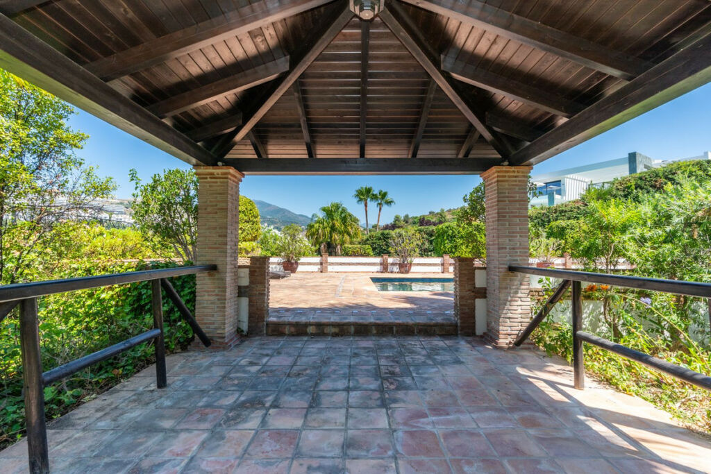 Detached Villa Nueva Andalucía Málaga - image 19