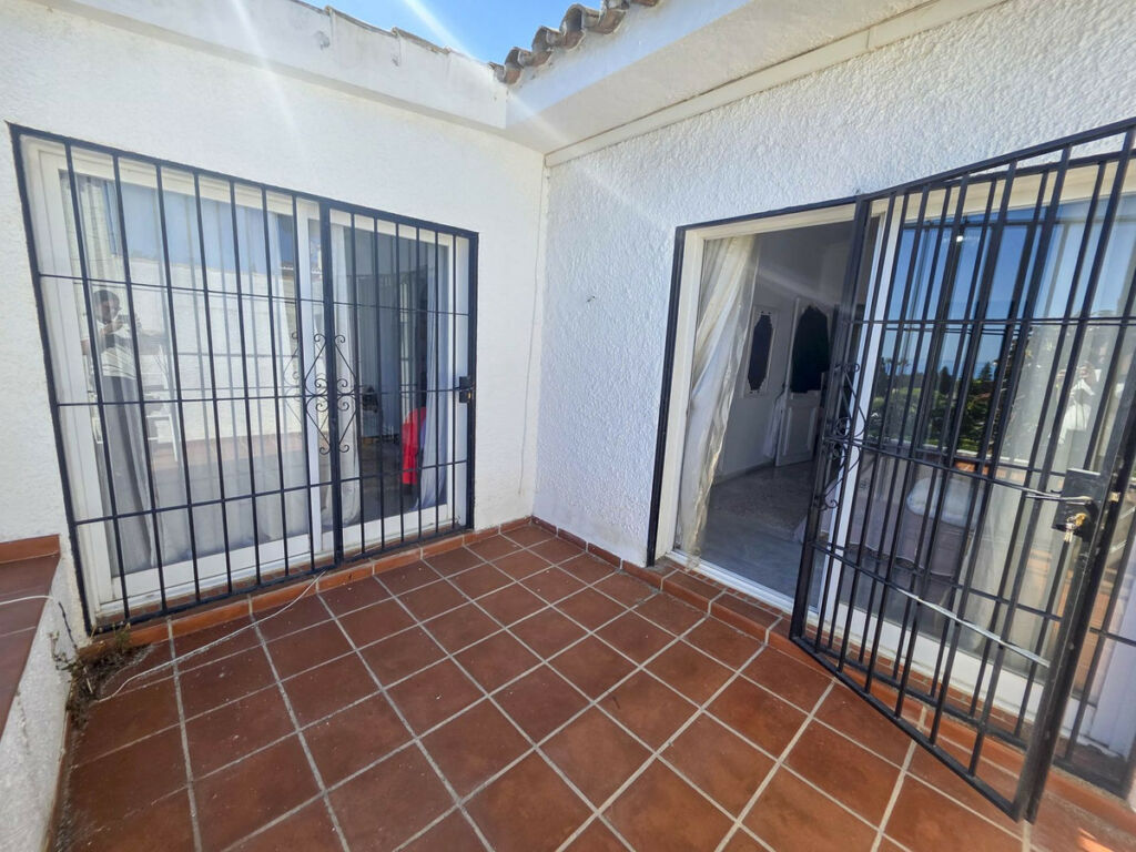Townhouse El Paraiso Málaga - image 35