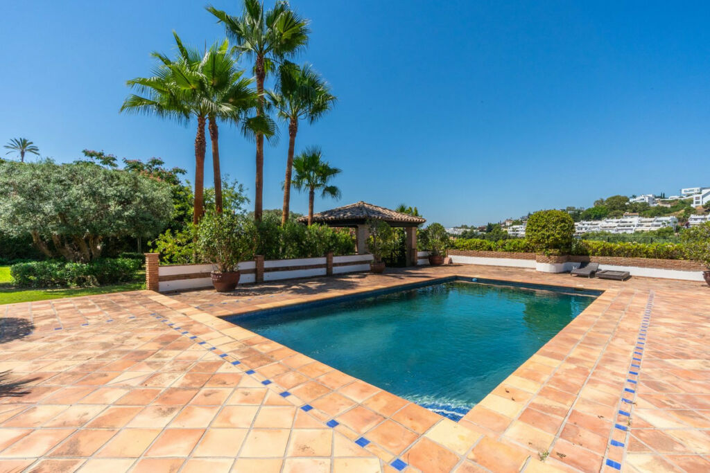 Detached Villa Nueva Andalucía Málaga - image 6