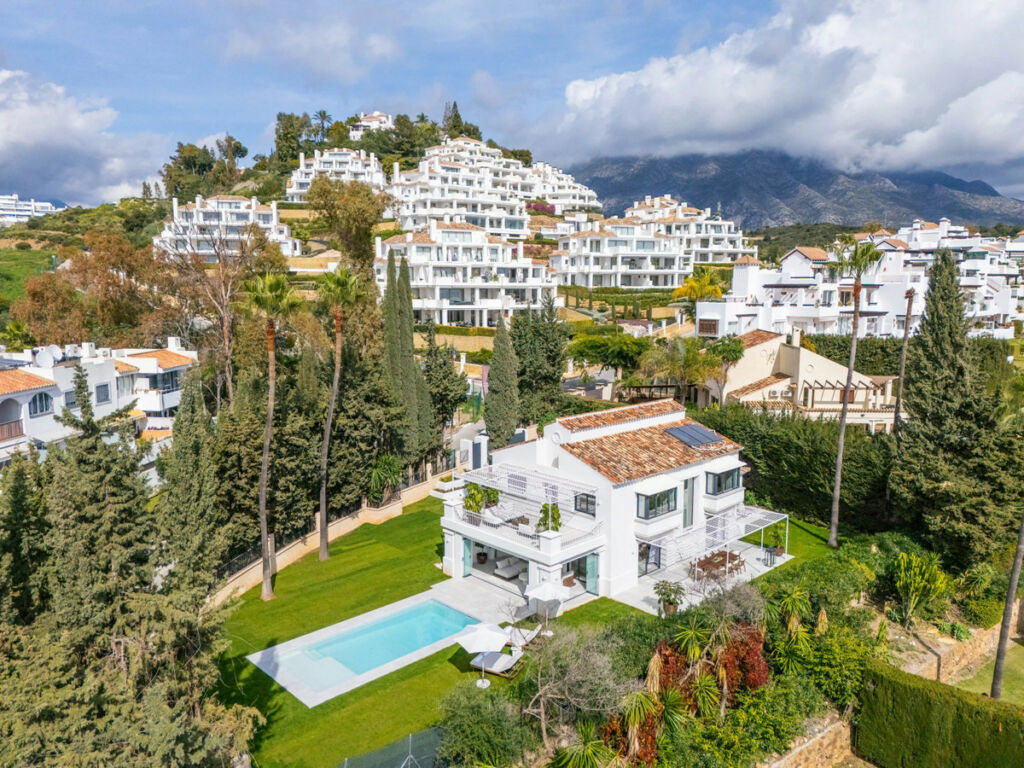 Detached Villa Nueva Andalucía Málaga - image 36