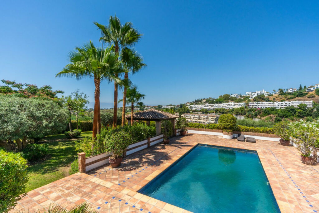 Detached Villa Nueva Andalucía Málaga - image 32