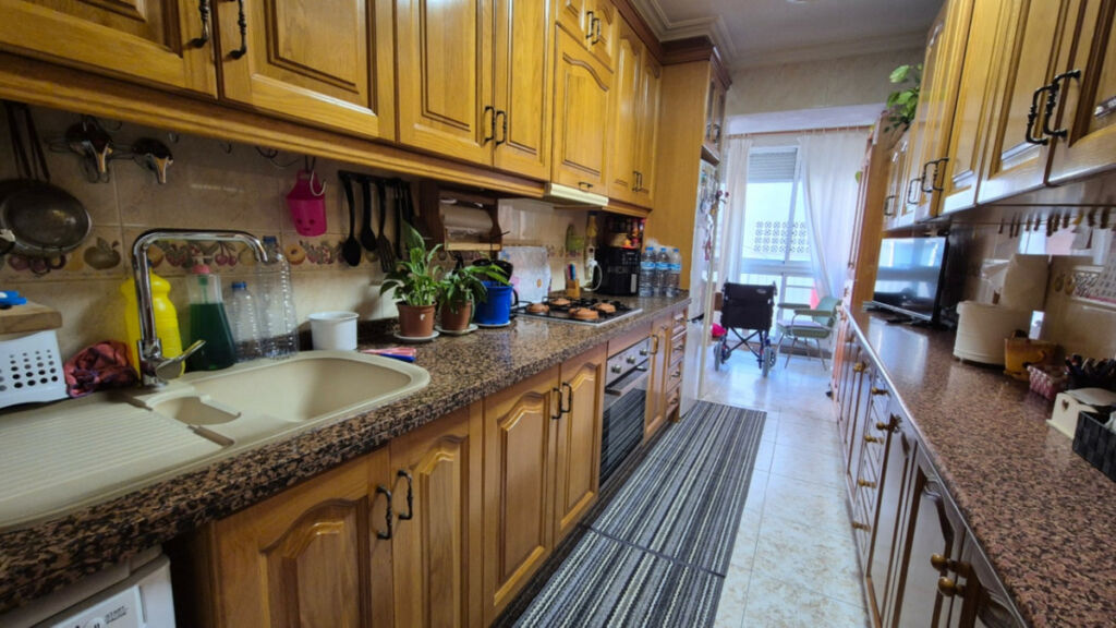 Middle Floor Apartment Torrevieja Alicante - image 4