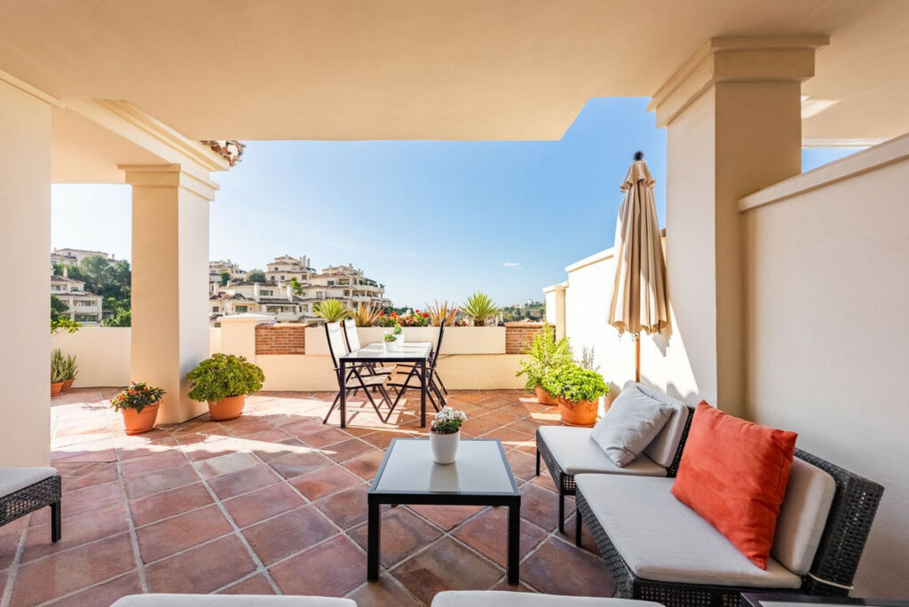Middle Floor Apartment Benahavís Málaga - image 4