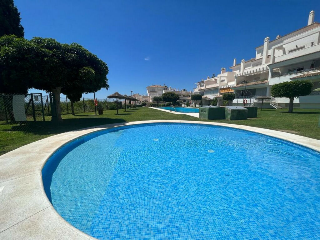 Ground Floor Apartment Río Real Málaga - image 4
