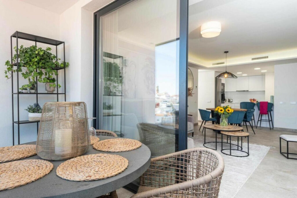 Middle Floor Apartment Estepona Málaga - image 4