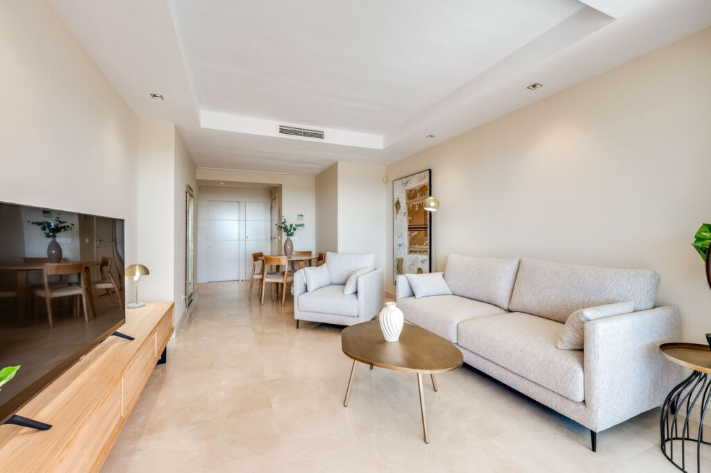 Middle Floor Apartment La Quinta Málaga - image 4