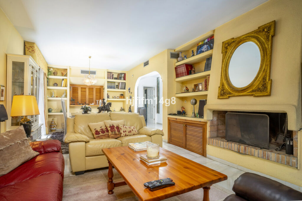 Detached Villa Nueva Andalucía Málaga - image 4