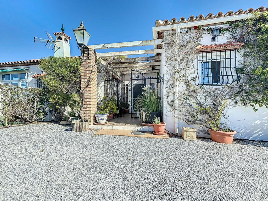 Detached Villa Canillas de Aceituno Málaga - image 4