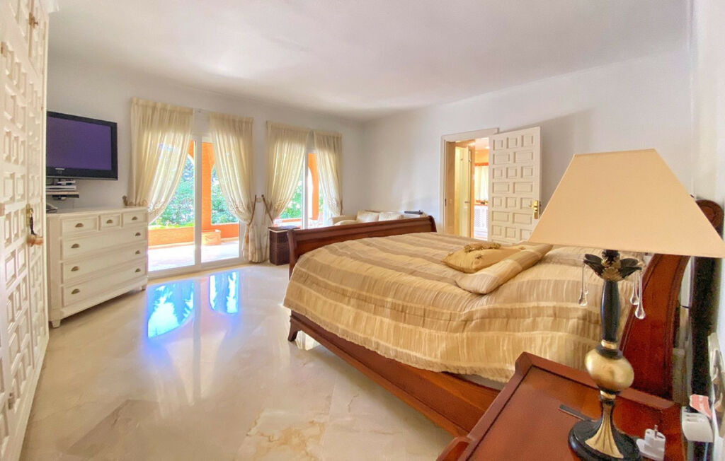 Detached Villa Nagüeles Málaga - image 4