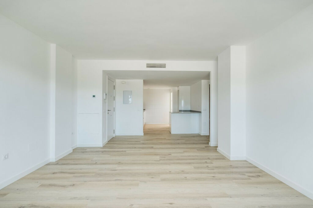 Middle Floor Apartment Nueva Andalucía Málaga - image 4