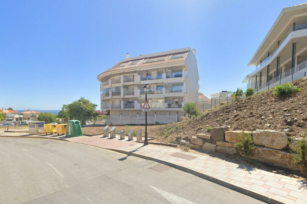 Middle Floor Apartment Fuengirola Málaga - image 4