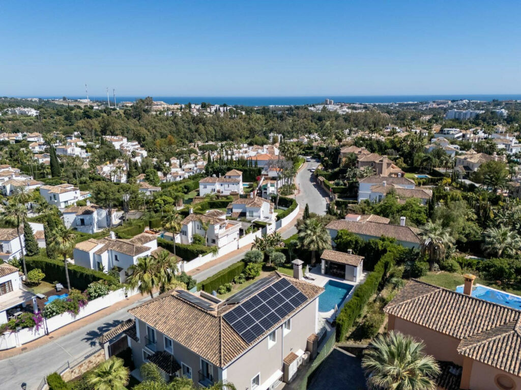 Detached Villa Nueva Andalucía Málaga - image 4