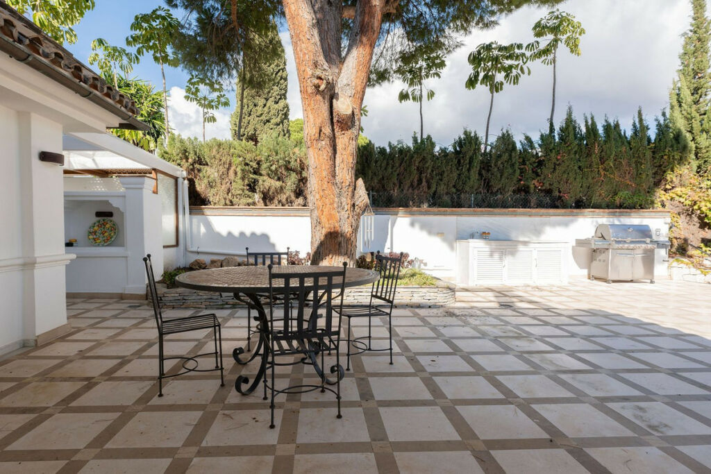 Detached Villa Nueva Andalucía Málaga - image 4