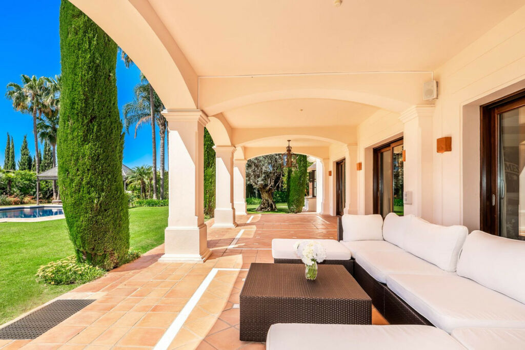 Detached Villa Sierra Blanca Málaga - image 4