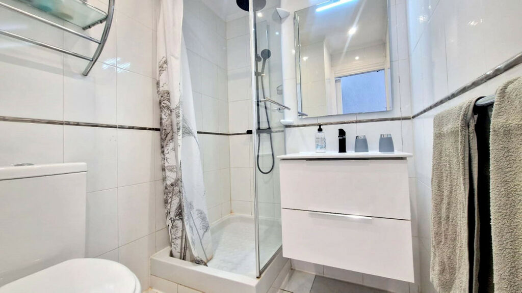 Middle Floor Apartment Fuengirola Málaga - image 4