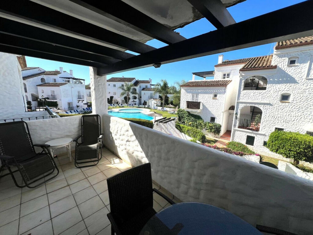 Middle Floor Apartment El Paraiso Málaga - image 4