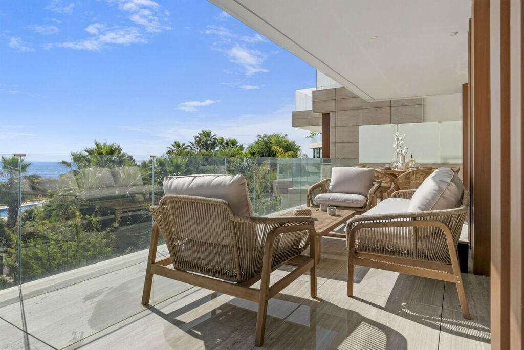 Middle Floor Apartment Estepona Málaga - image 4