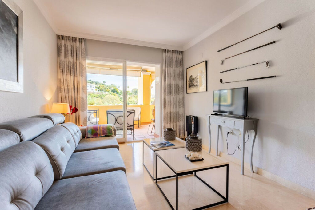 Middle Floor Apartment La Quinta Málaga - image 4