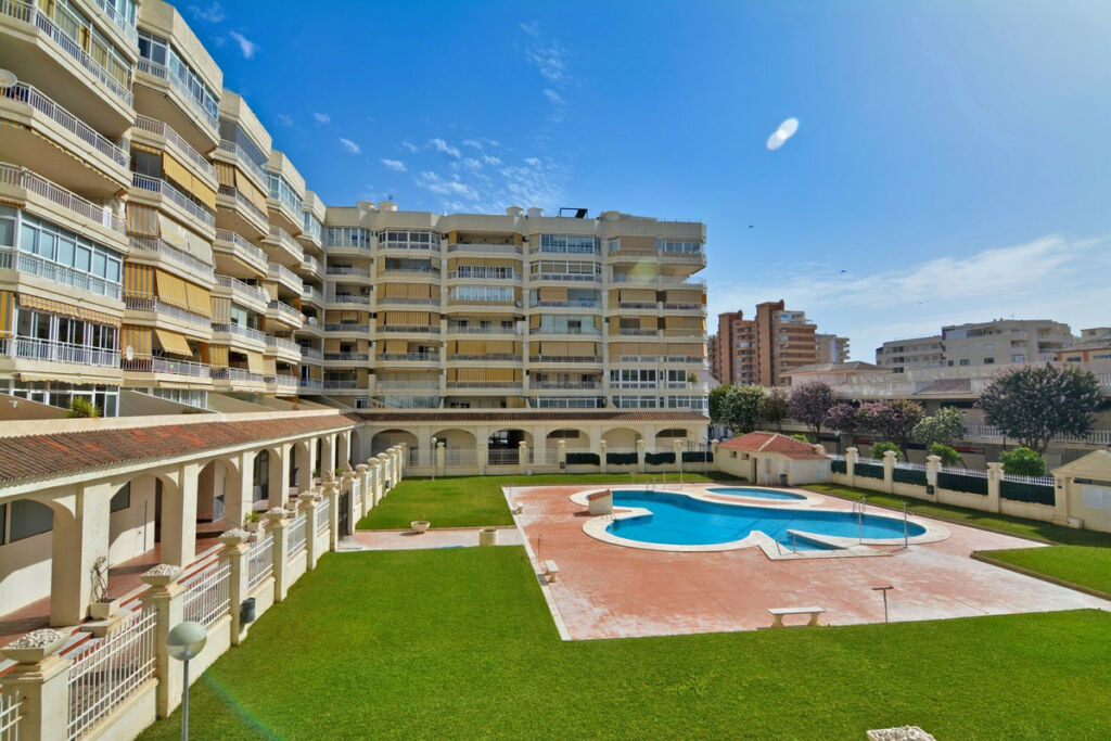 Middle Floor Apartment Los Boliches Málaga - image 4