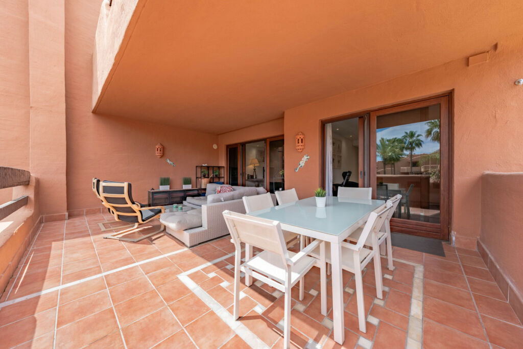 Middle Floor Apartment Estepona Málaga - image 4