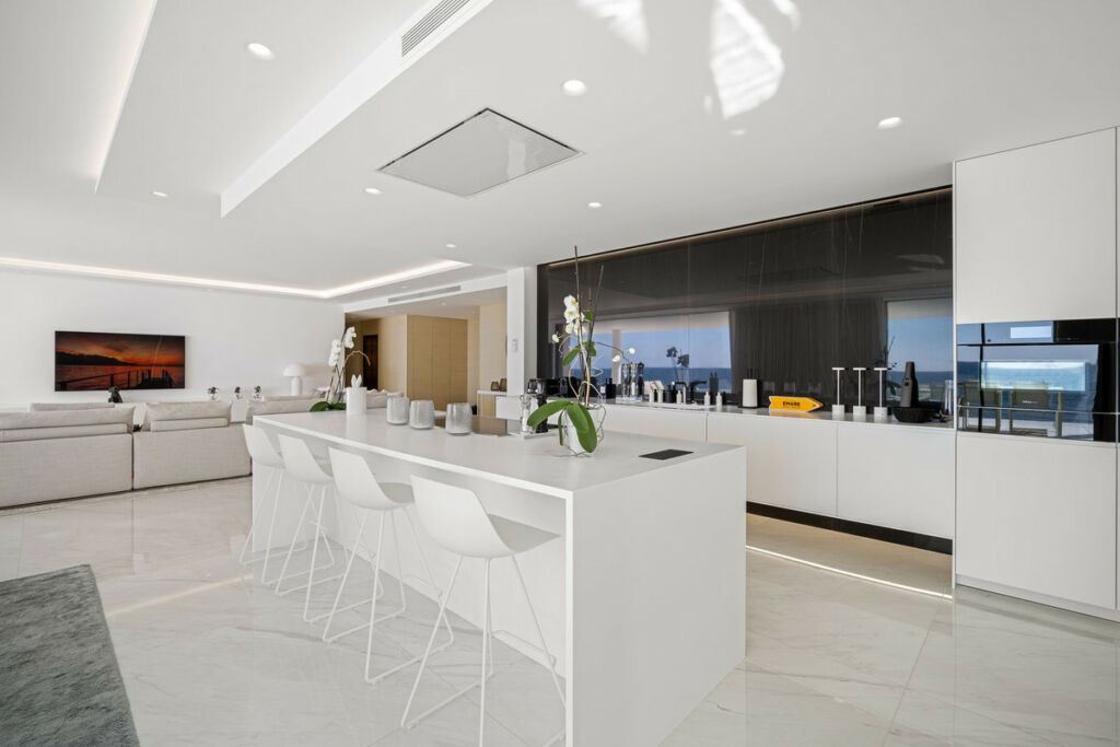 Middle Floor Apartment Estepona Málaga - image 4