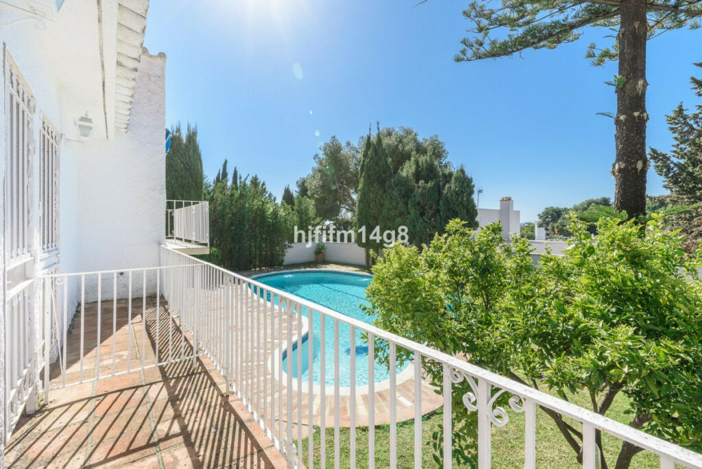Detached Villa Nueva Andalucía Málaga - image 4