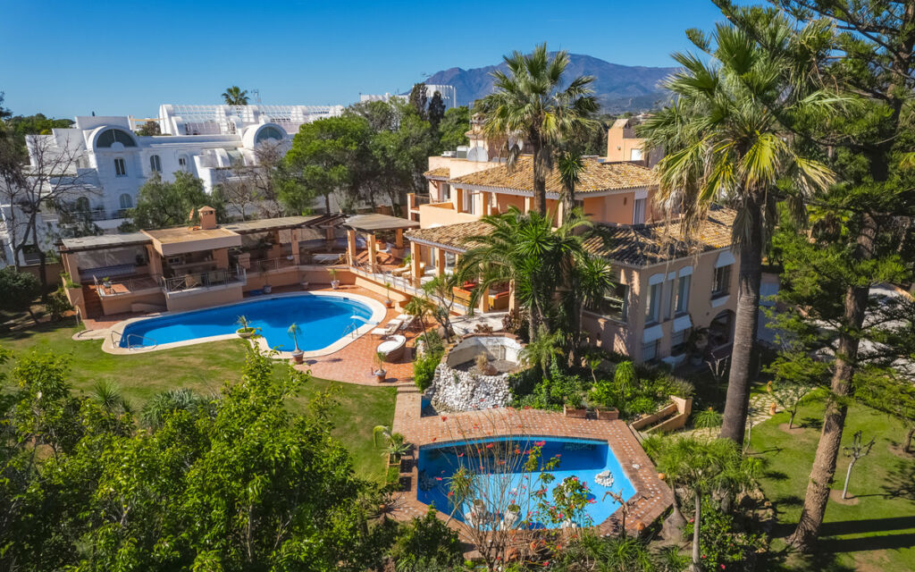 Detached Villa New Golden Mile Málaga - image 4