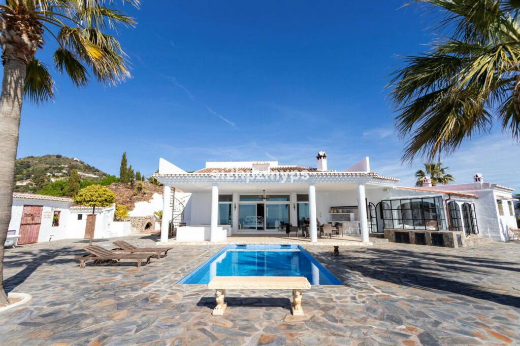Detached Villa Sayalonga Málaga - image 4