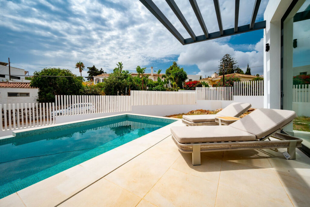 Detached Villa El Chaparral Málaga - image 4