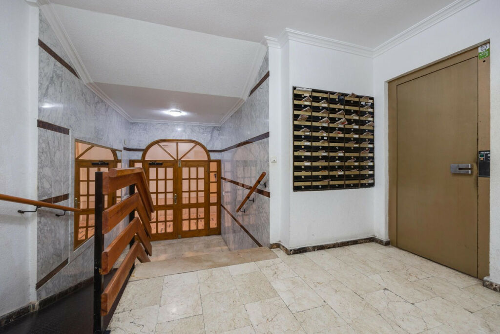 Middle Floor Apartment Torrevieja Alicante - image 4