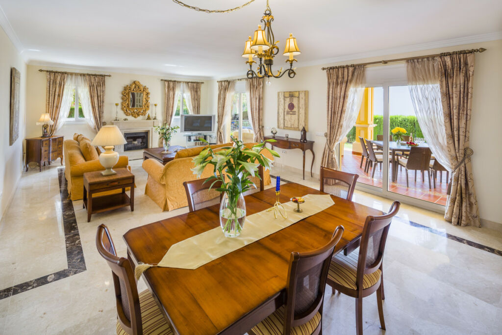 Detached Villa Elviria Málaga - image 4